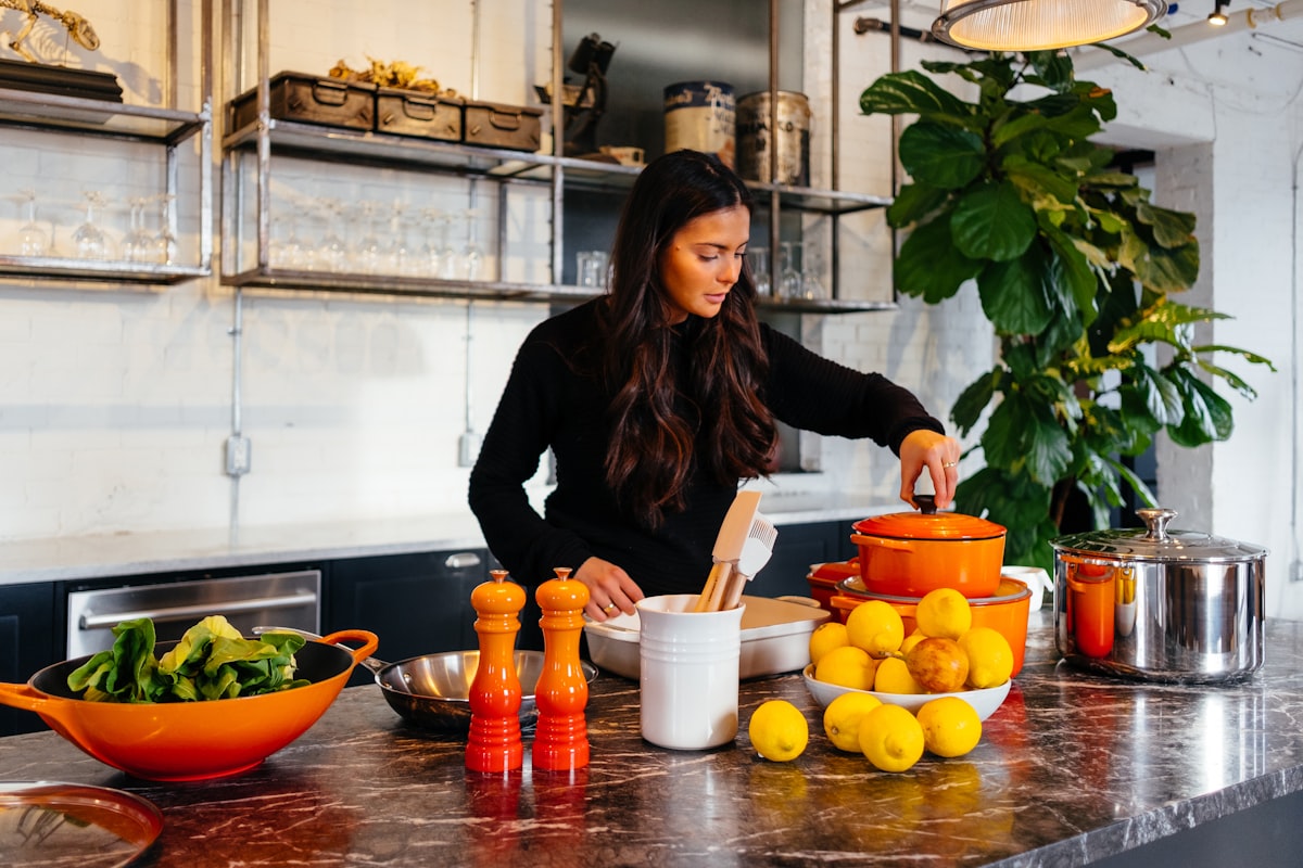 Preparación de ingredientes frescos para cocina equilibrada